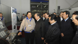 溫總理觀看海天驅(qū)動CNC控制器操作演示